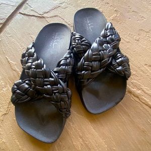 Nicole Miller size 8 black leather braided sandals